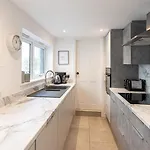 Beautiful Victorian Terrace & Free Parking *