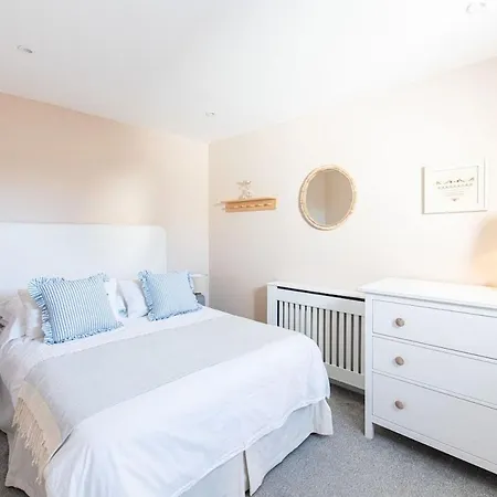 Beautiful Victorian Terrace & Free Parking 度假居 *