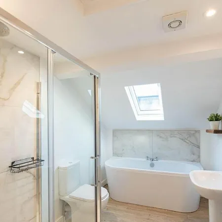 Beautiful Victorian Terrace & Free Parking * 哈罗盖特